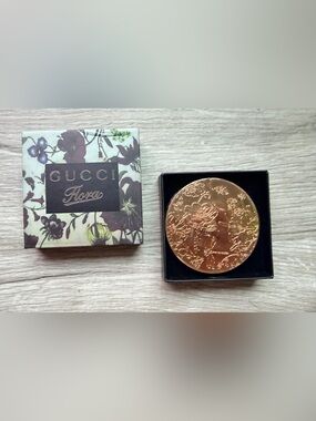 Gucci Flora Etched Gold Tone Compact Mirror NEW in Box. Exterior Mirror SEALED